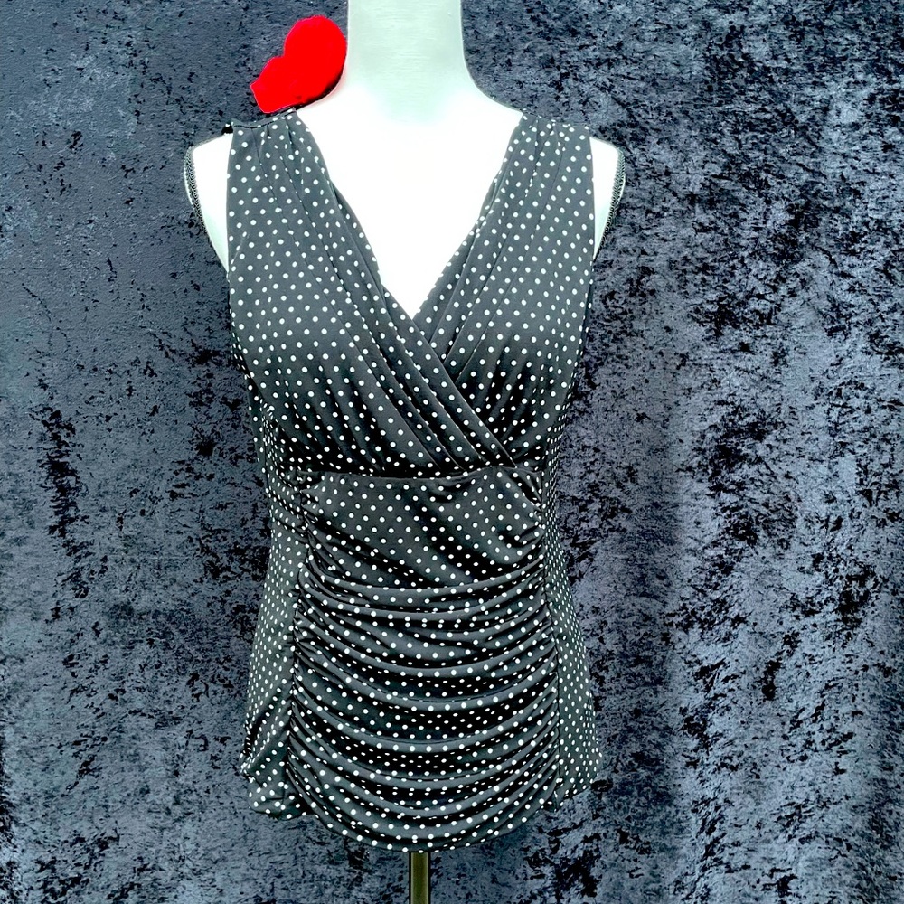 White House Beautiful polka dot top!